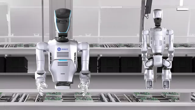 Humanoid robotok az iparban: robotok elektronikai gyártósoron, panelkezelési feladat közben.